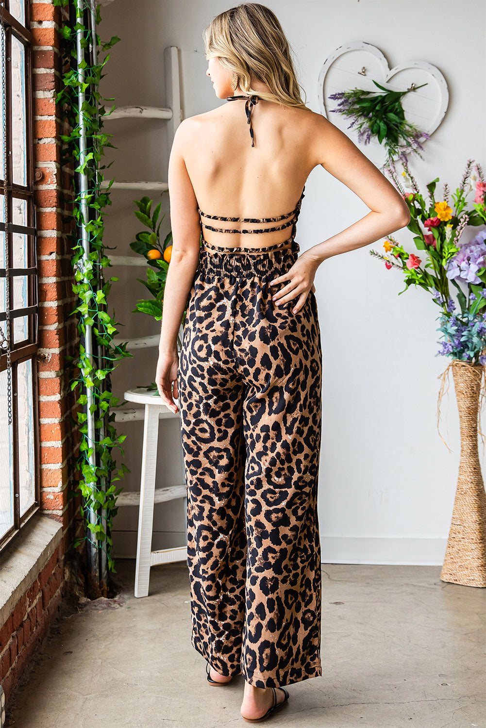 Cheetah Print Sexy Halter Backless Wide Leg JumpsuitMaterial:100%Polyester



		This leopard jumpsuit
is very sexy with a halter neck and sleeveless silhouette
	
	
		Smocked bust is chic
and elastic, cozy when 