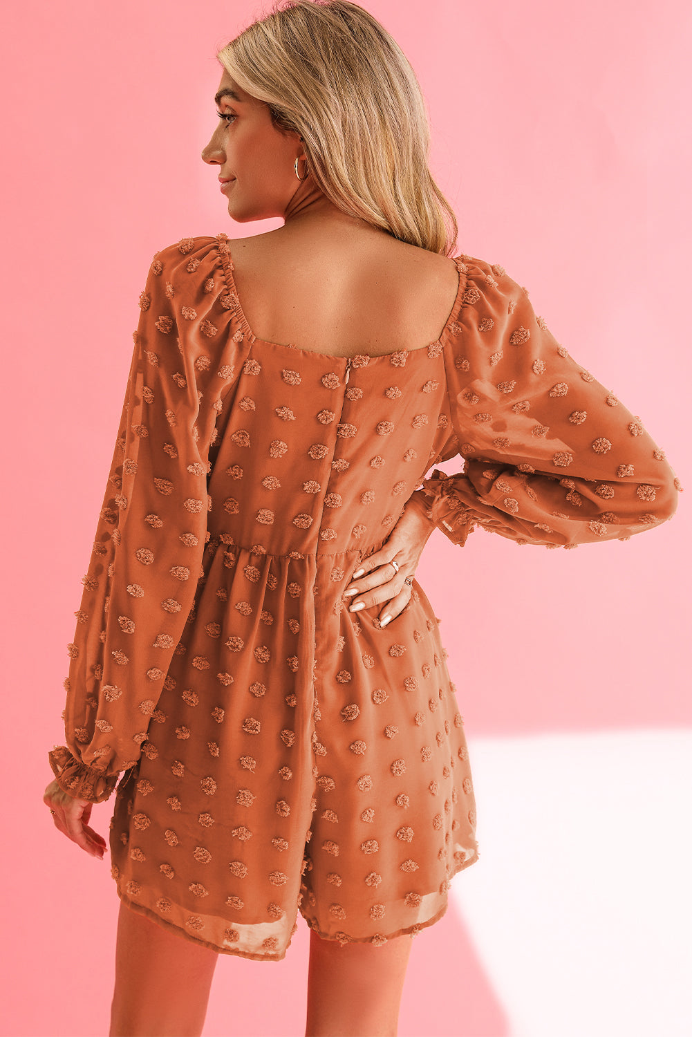 Orange Swiss Dot Square Neck Long Sleeve High Waist RomperMaterial:100%Polyester



		The romper is a charming one-piece outfit that combines classic and contemporary design elements.
	
	
		This romper features long sl