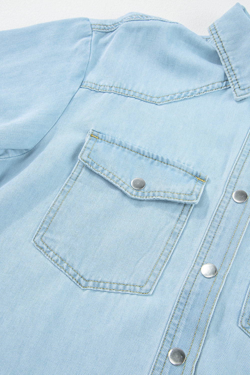 Mist Blue Light Wash Flap Pockets Rounded Hem Denim BlouseMaterial:82%Cotton+10%Polyester+8%Viscose

• Elevate your daily wardrobe with the bouse, featuring chic flap pockets and a rounded hem for a modern touch.
• Crafte