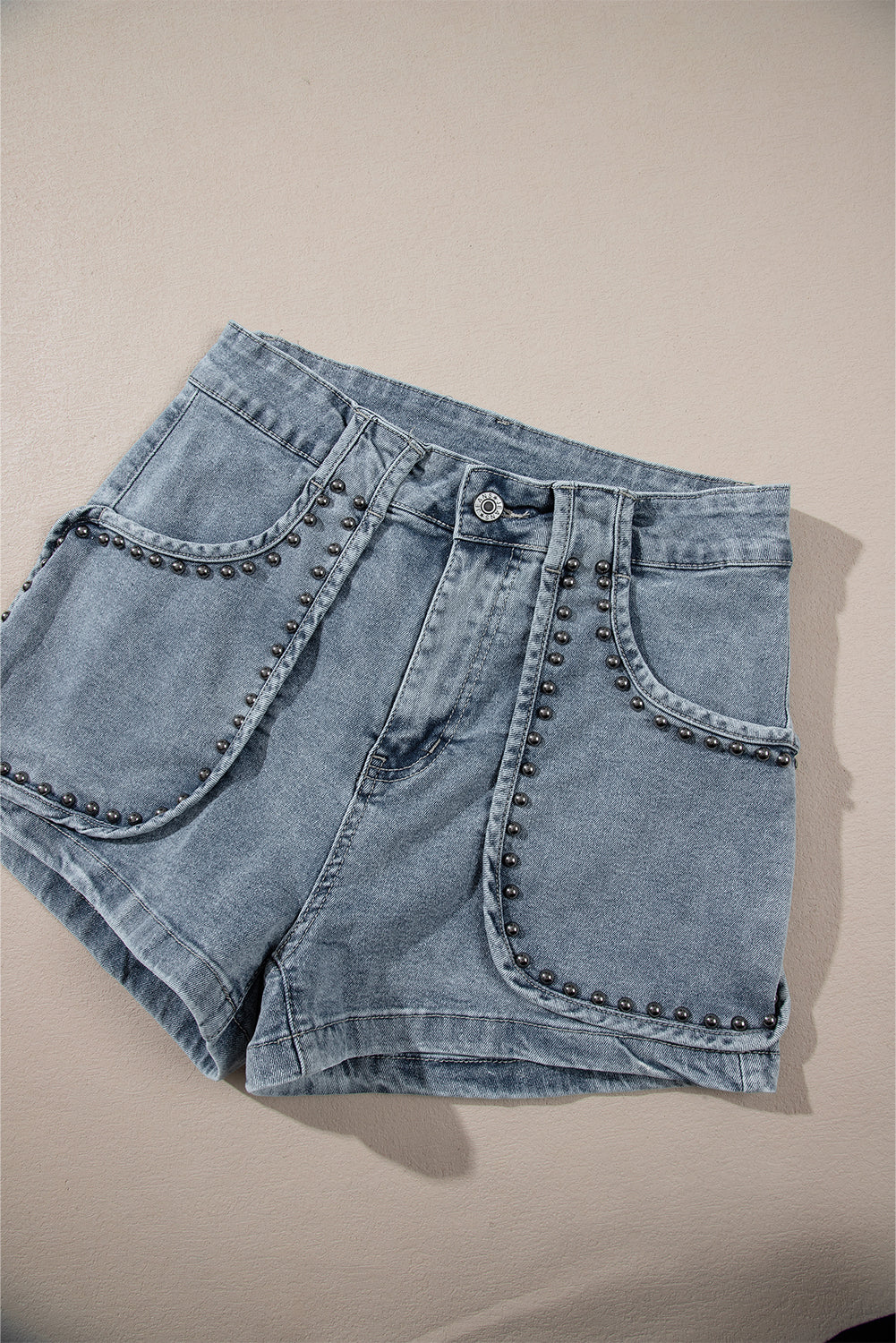 Dusk Blue Studded Acid Wash Denim ShortsMaterial:75%Cotton+23%Polyester+2%Elastane

• Elevate your summer style with the shorts, featuring a vintage-inspired design with edgy studded details for a trendy 