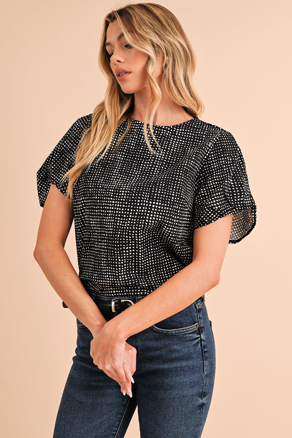 Black Dotted Puff Sleeve Round Neck BlouseMaterial:100%Polyester



		This blouse is designed with puff sleeves, which are characterized by their voluminous and gathered appearance.
	
	
		The blouse is 