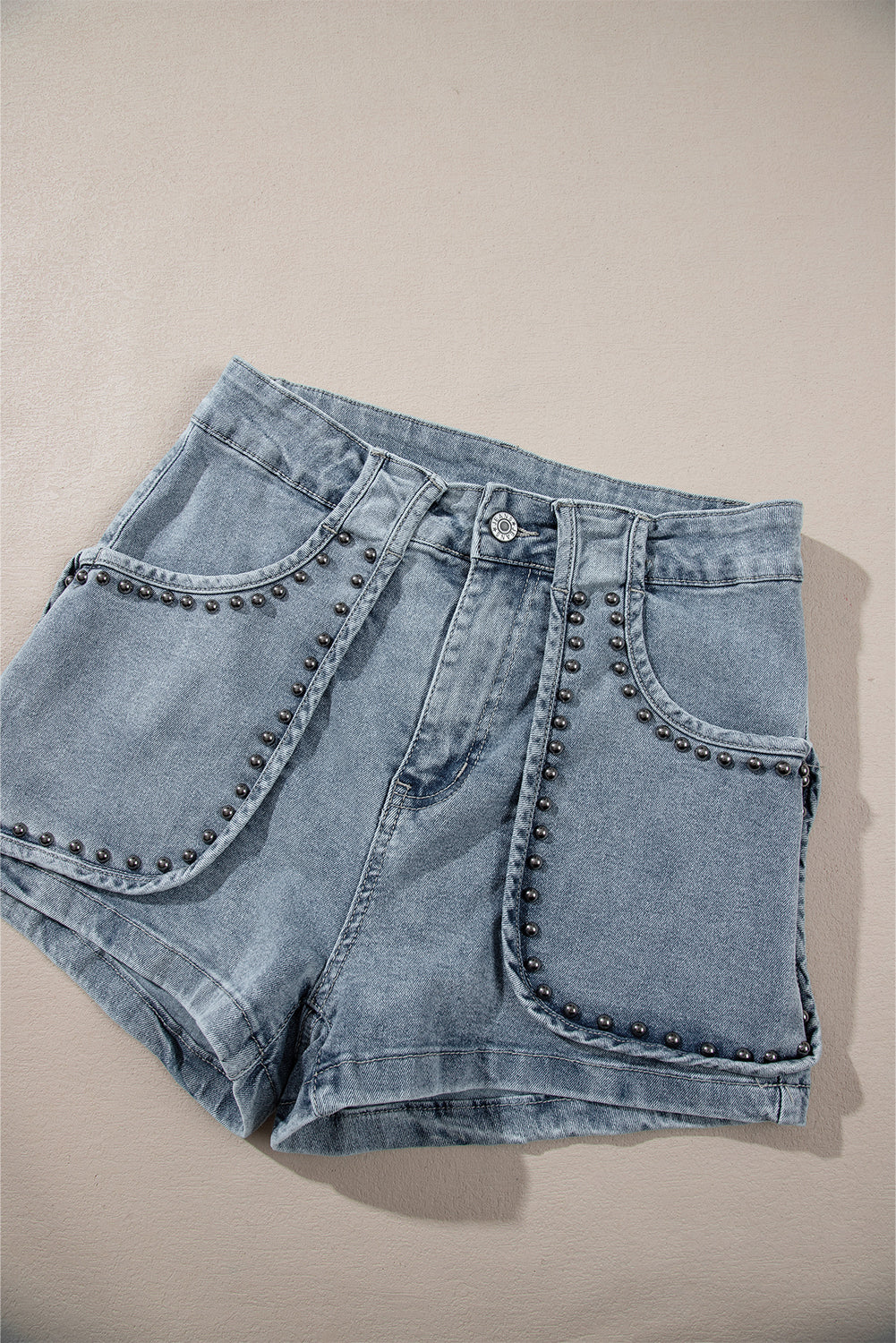 Dusk Blue Studded Acid Wash Denim ShortsMaterial:75%Cotton+23%Polyester+2%Elastane

• Elevate your summer style with the shorts, featuring a vintage-inspired design with edgy studded details for a trendy 