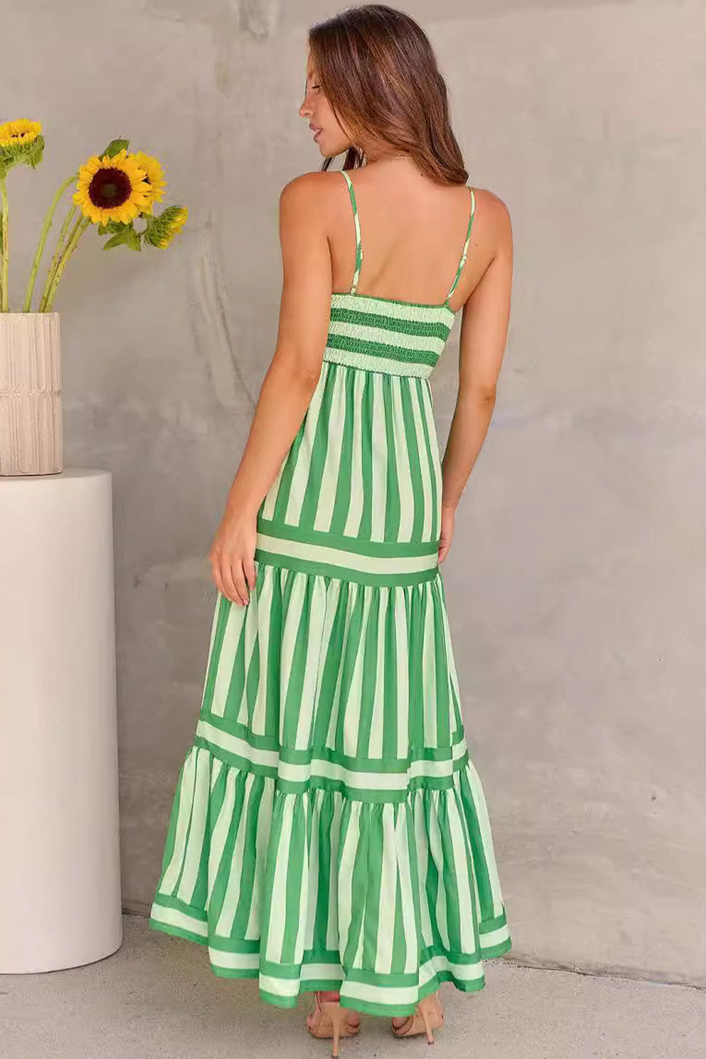 Pink Stripe Print Shirred Backless Pocket Maxi DressMaterial:95%Polyester+5%Elastane

• The dress features a trendy striped design that exudes casual charm, perfect for everyday wear.
• The shirred detailing on the 