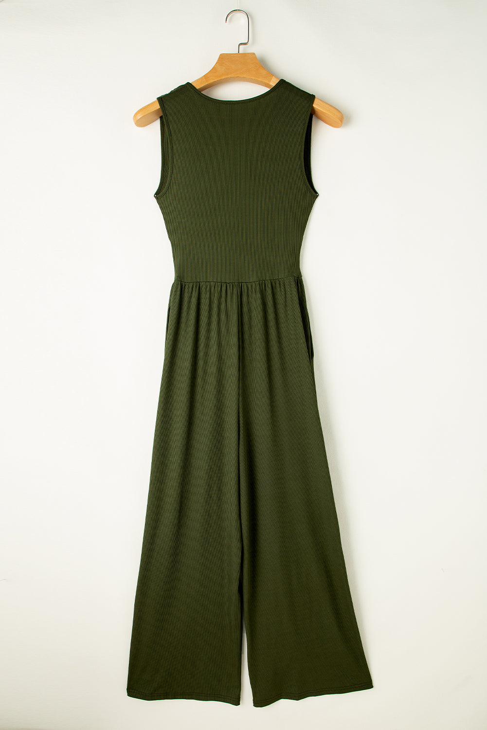 Moss Green Sleeveless V Neck Ruched Wide Leg JumpsuitMaterial:95%Polyester+5%Elastane

• Elegant moss green jumpsuit featuring a flattering V-neck design that accentuates the neckline.
• Sleeveless style offers a chi