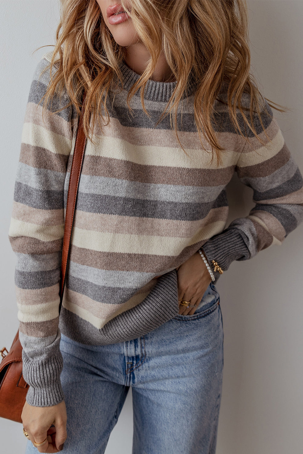 Gray Striped Ribbed Edge Round Neck SweaterMaterial:42%Polyester+28%PBT+20%Acrylic+10%Polyamide



		The cozy sweater is a stylish choice for a pop of color in your wardrobe.
	
	
		The round neck and a r