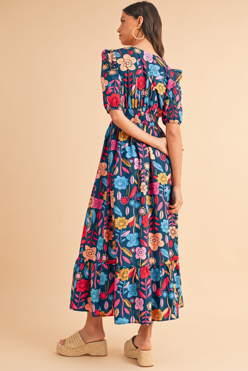 Green Floral Print Split V Neck Puff Sleeve Maxi DressMaterial:100%Cotton



		The dress is made from a soft and breathable fabric, ensuring comfort and a lightweight feel.
	
	
		This maxi dress features a split V 