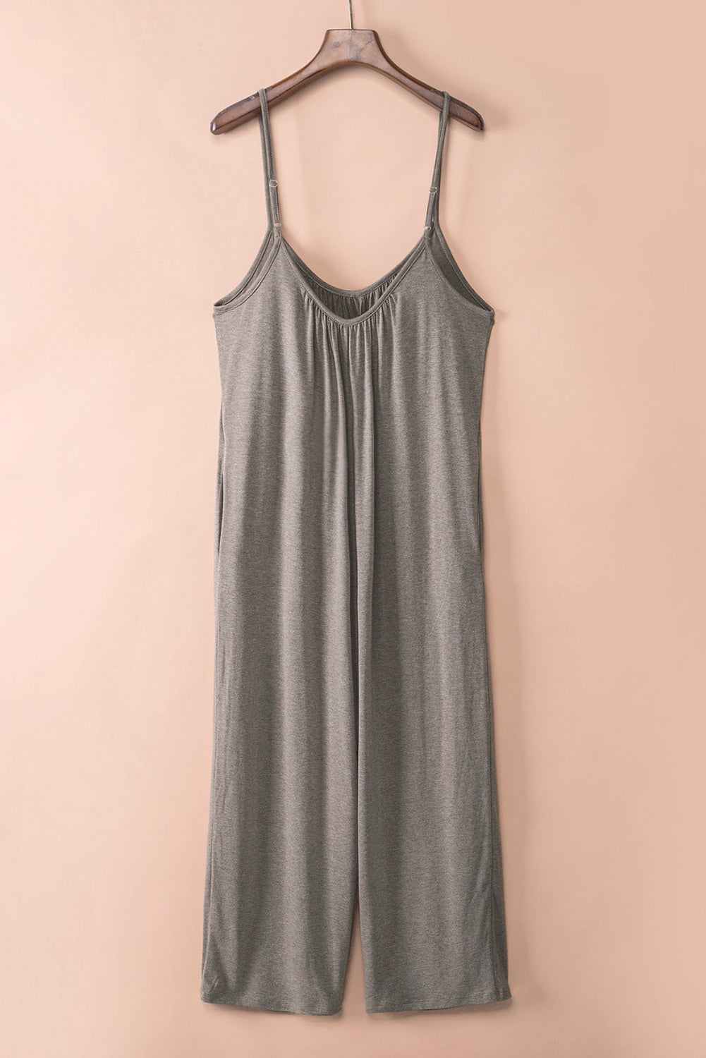 Grey Casual Spaghetti Straps Wide Leg Pocketed JumpsuitsMaterial:Knit


	


		Sleeveless spaghetti straps allow you to expose a large area of skin, making you cooler in summer
	
	
		The wide-leg version is very sty