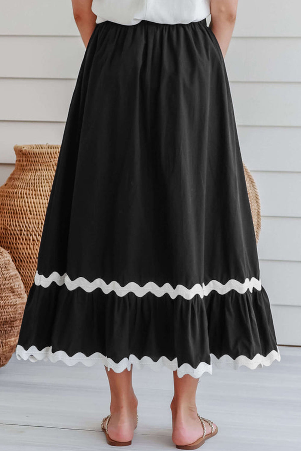 Black Ric Rac Trim High Waist Maxi SkirtMaterial:100%Cotton

• Effortlessly chic, the maxi skirt is perfect for a casual day out or a date night. Its timeless black color complements any outfit choice.
•