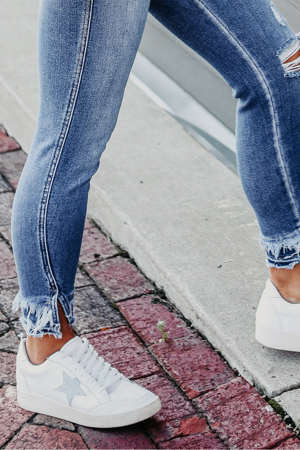 Light Blue Distressed Hem Cropped Skinny JeansMaterial:66%Cotton+27%Polyester+6%Lyocell+1%Elastane



		The ankle skinny jeans feature stylish ripped details, adding a trendy and edgy touch to the overall look