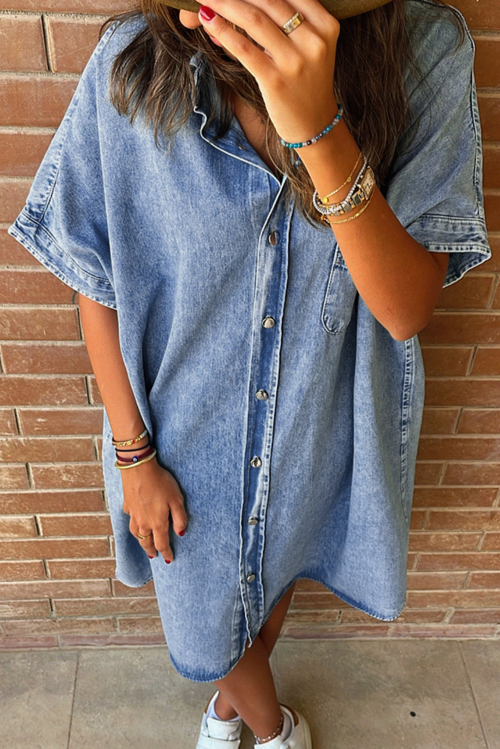 Light Blue Vintage Wash Loose Denim Shirt DressMaterial:100%Cotton



		The midi denim dress exudes a timeless and retro charm, perfect for those who appreciate a classic and effortless style.
	
	
		Made fro