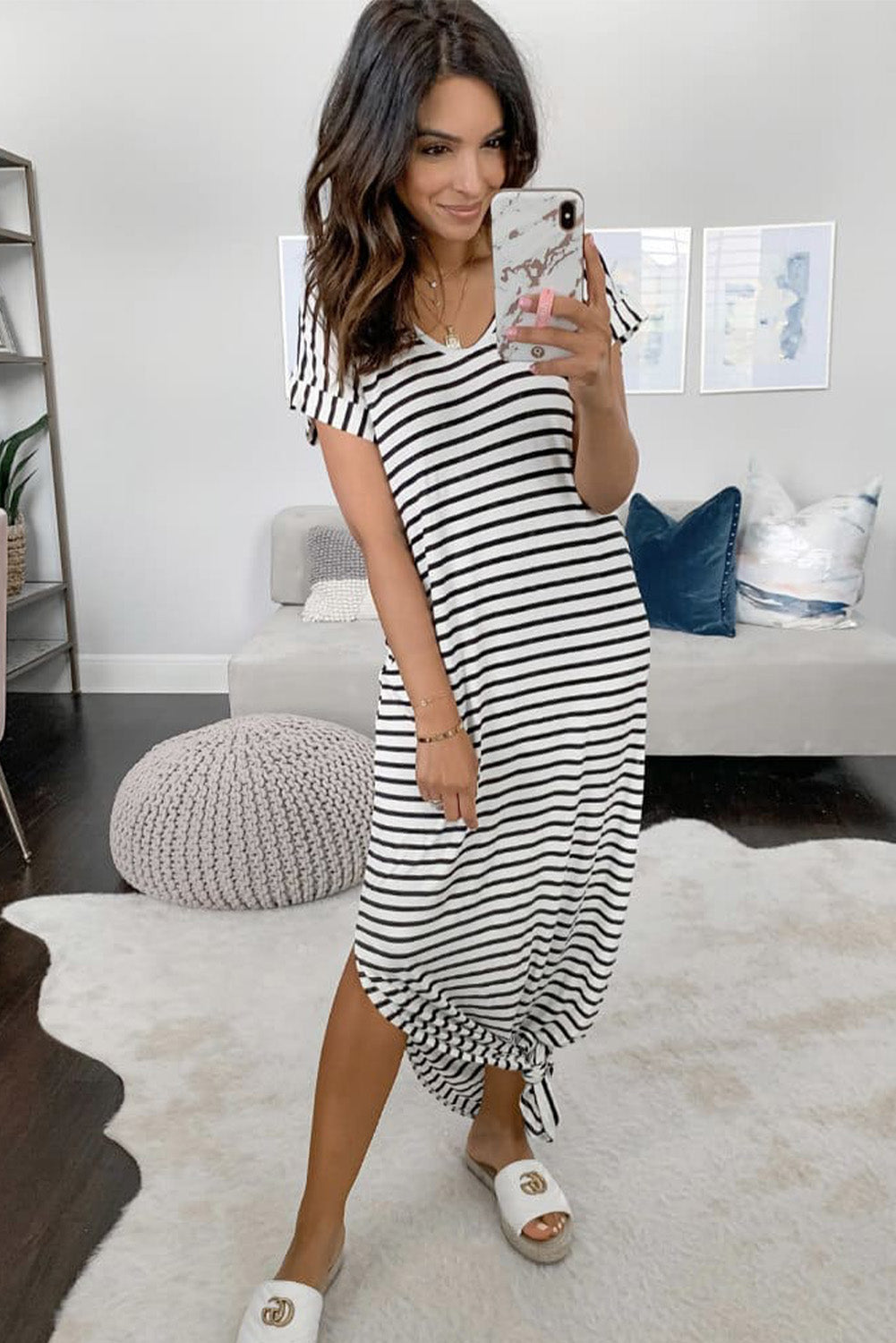 Black Striped Print Side Split Short Sleeve V Neck Maxi DressMaterial:65%Viscose+30%Polyester+5%Elastane



		•Maxi length and t-shirt style make it a comfortable and versatile piece.
	
	
		•The v-neckline and short sleev