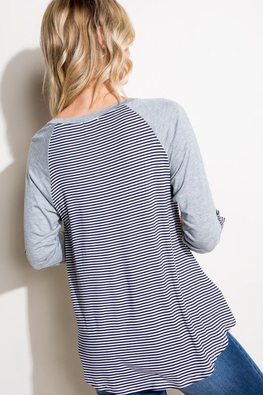 STRIPE SOLID ROLL UP SLEEVE TOPPIN STRIPE AND SOLID MIXED ROUND NECK POCKET ROLL OVER 3/4 SLEEVE TOP- MADE IN U.S.A.
Style: Casual
Print / Pattern: PIN STRIPE AND SOLID
Fit: Regular
Neck Line: ROU