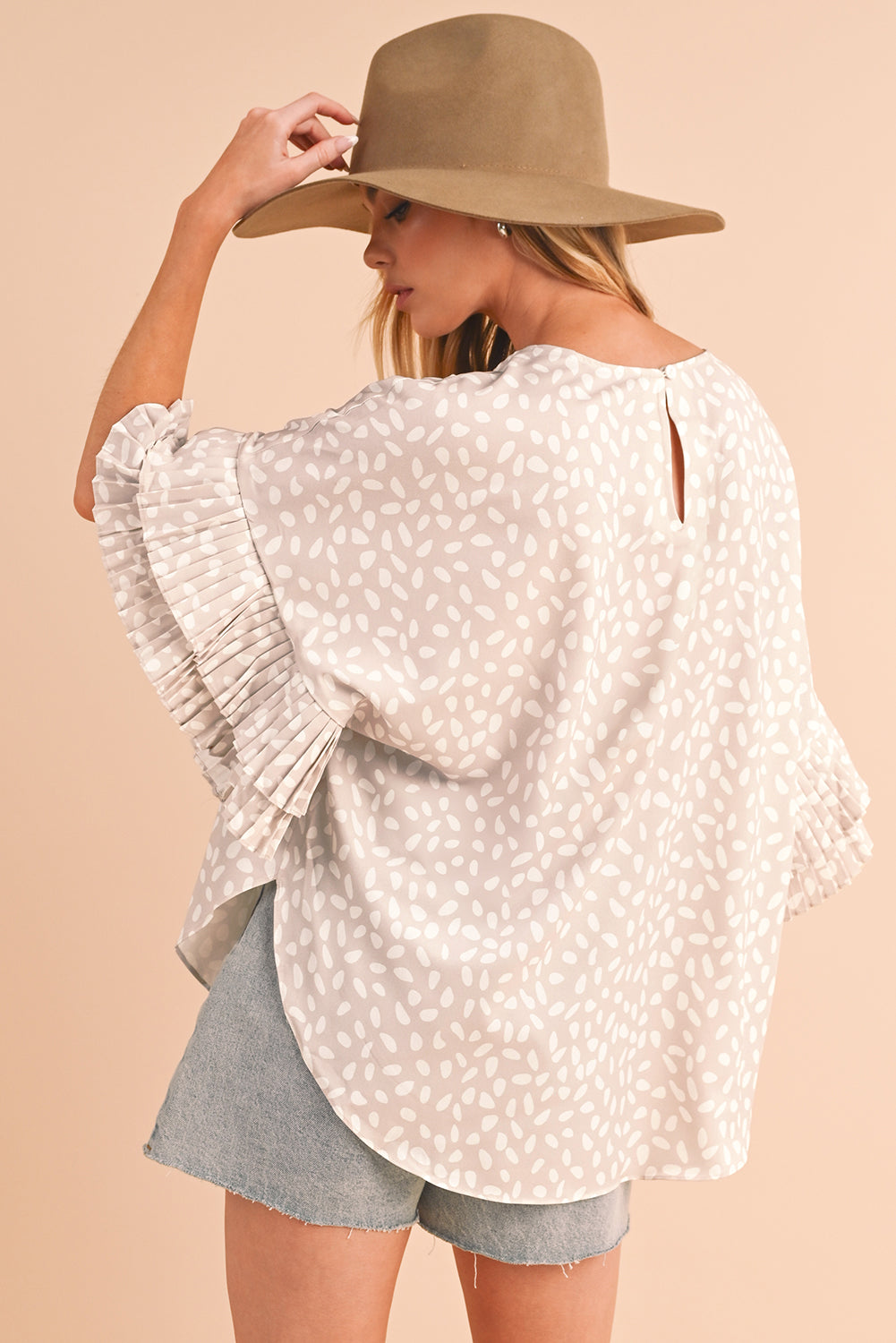 Khaki Spotted Print Loose Fit Ruffle Sleeve BlouseMaterial:100%Polyester



		The blouse is designed with a loose fit, which means it has a relaxed and comfortable silhouette.
	
	
		The ruffles add a feminine a