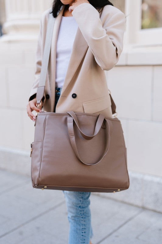 SIGNATURE TOTE CARRY ALL ON LAPTOP BAGSimplify life on the go with a modern+chic exclusive: The Signature Tote. Chic, versatile, and functional, we designed this vegan leather tote with your busy lifesty